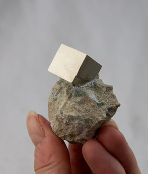 Pyrit Würfel in Matrix