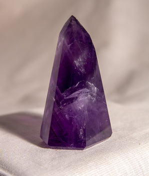 Dunkler Amethyst Turm