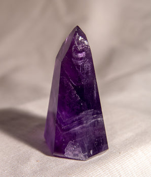 Dunkler Amethyst Turm