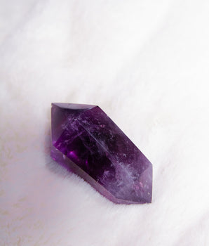 Dunkle Amethyst Doppelspitzen