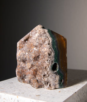 Bunter Achat Turm mit Quarzdruse
