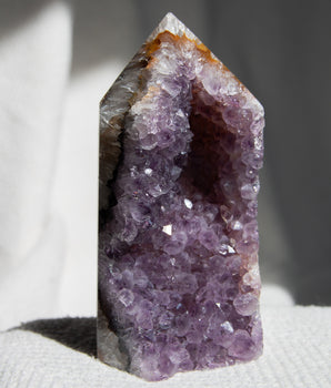Achat mit Amethyst Druse Turm